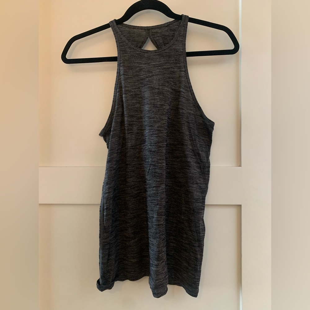 Lululemon tank with keyhole in back 6